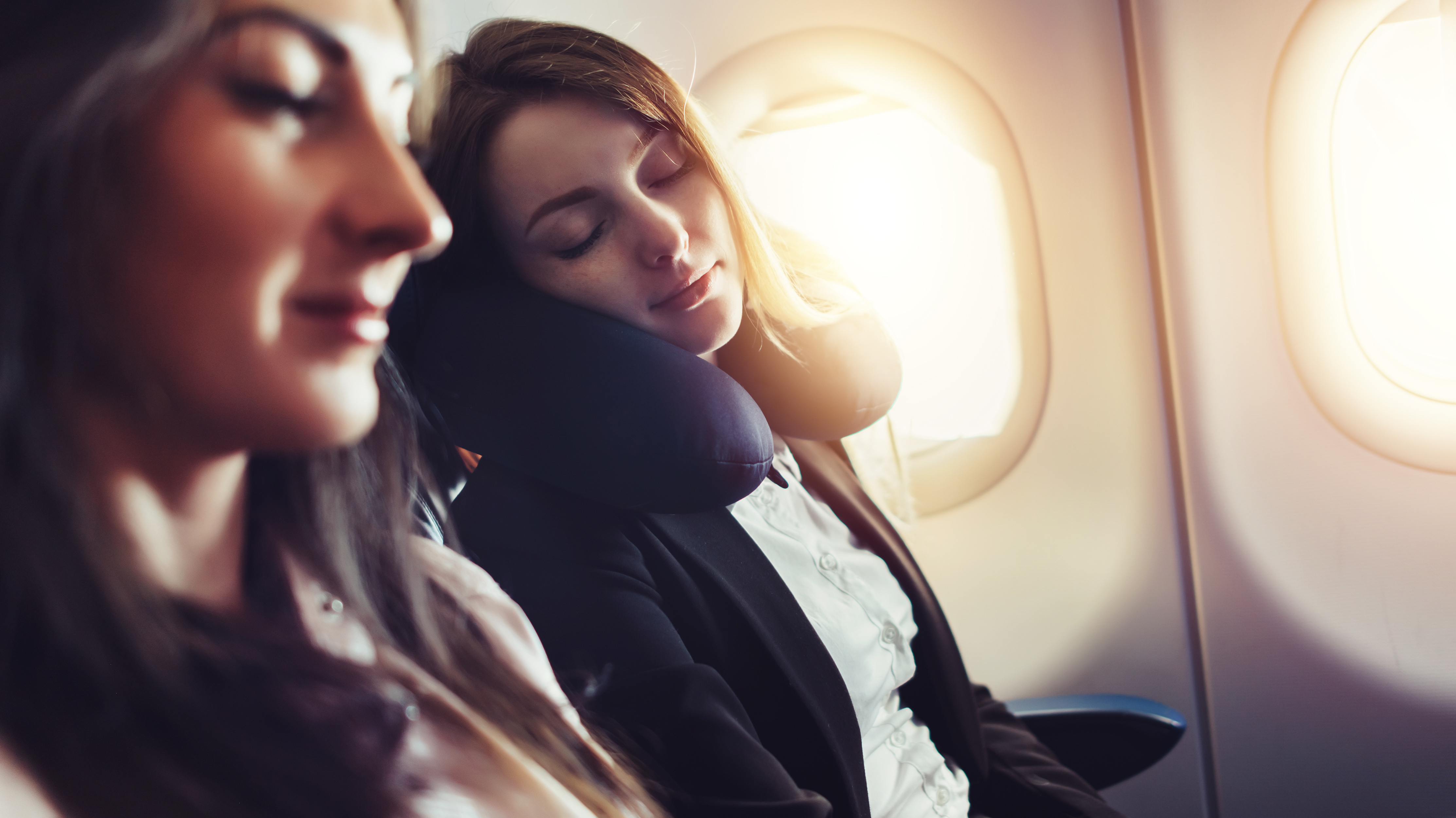 sovende kvinder tilfredse på flyet
