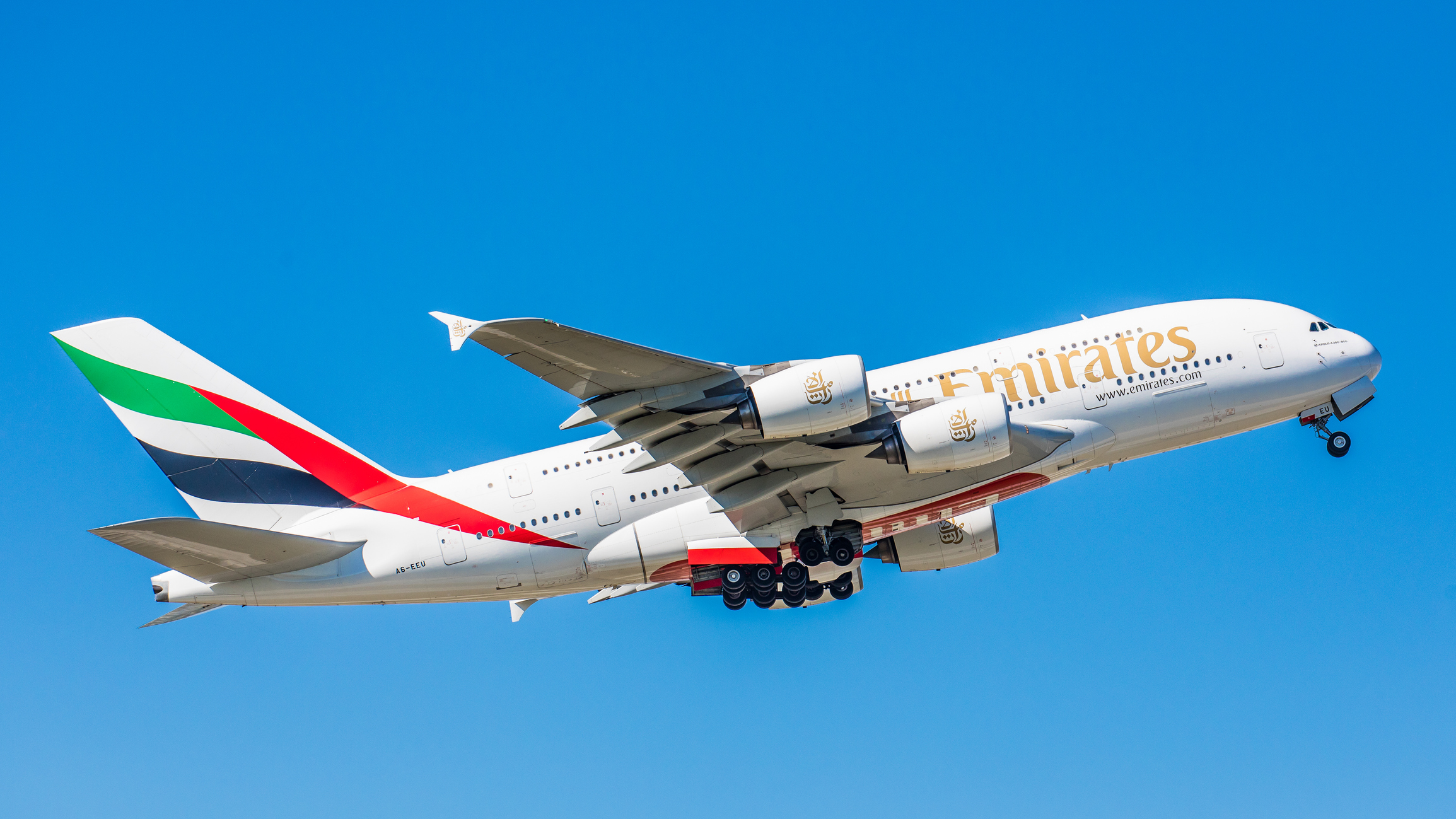 En Airbus A380 fra Emirates i luften.