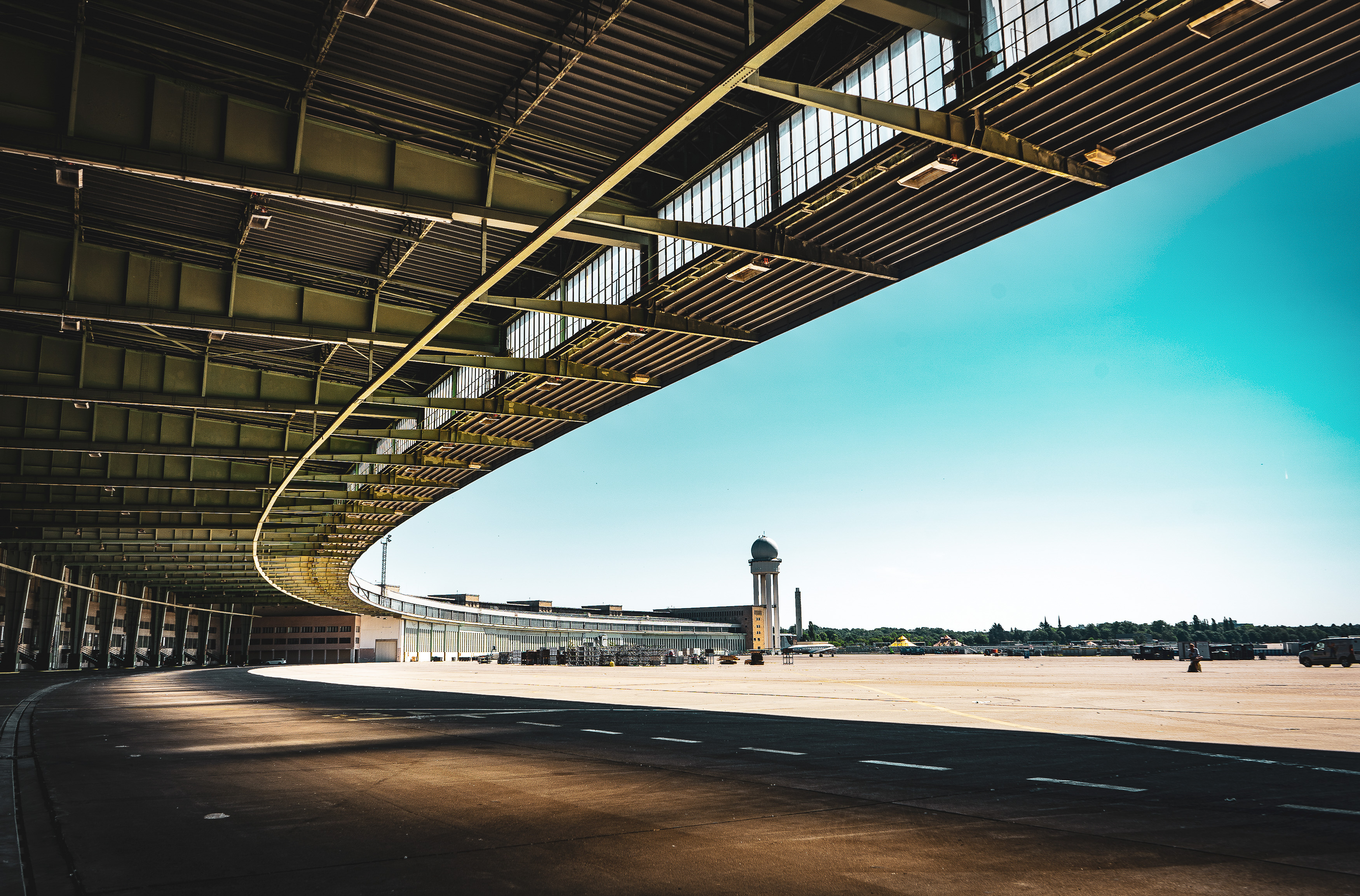 Hovedbygningen og en del af den tidligere flyveplads i Berlin Tempelhof Lufthavn i solskin.