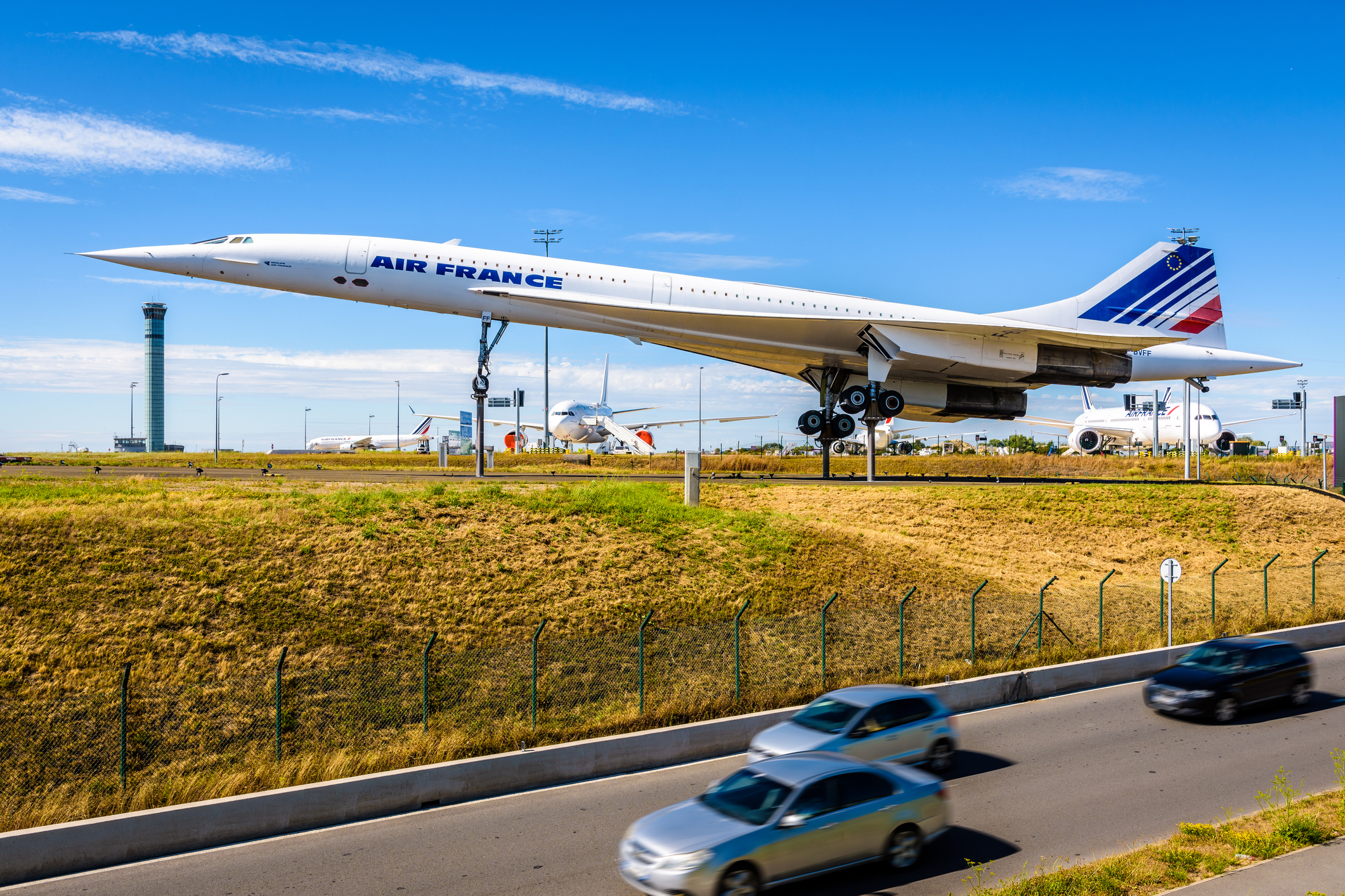 En Air France Concorde udstillet i Paris Charles de Gaulle Airport med andre Air France-fly i baggrunden.