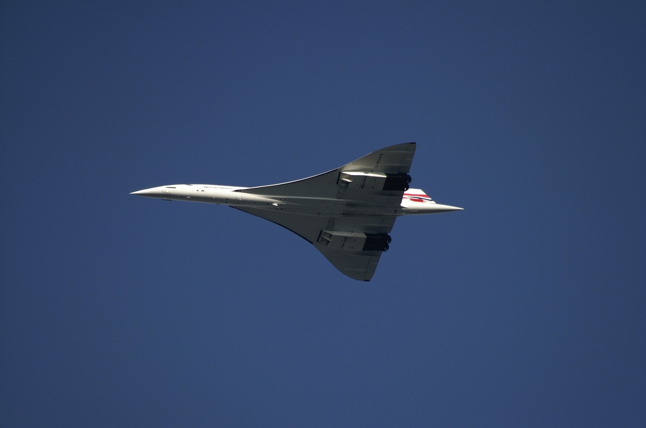 En British Airways Concorde under flyvning set nedefra.