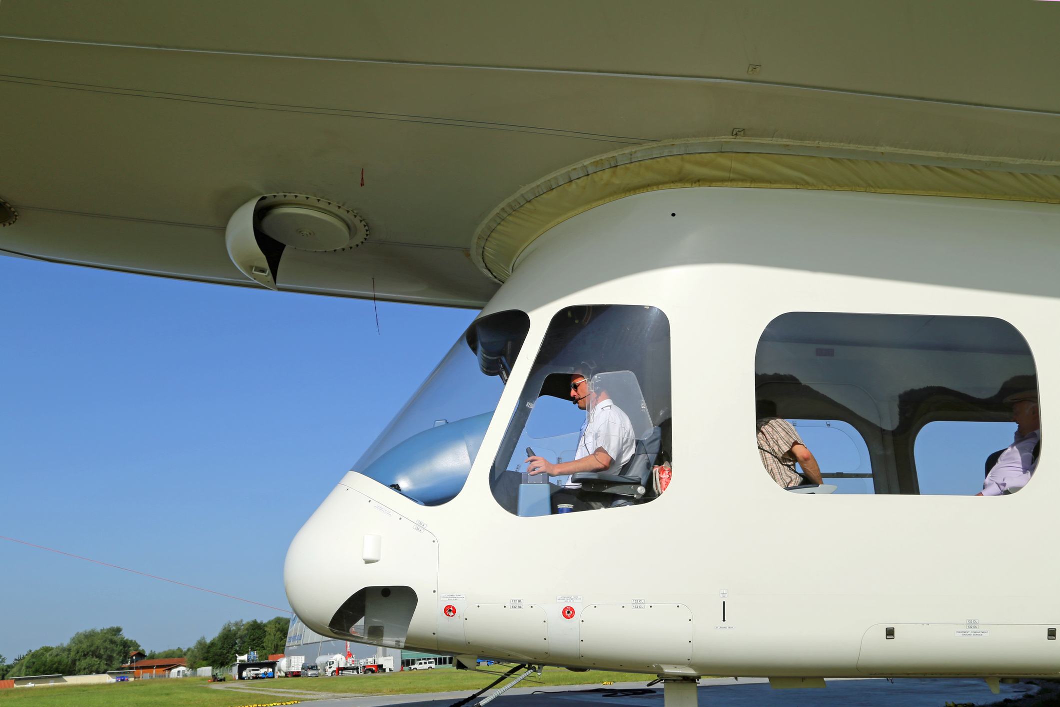 En pilot i kabinen på en landet Zeppelin.