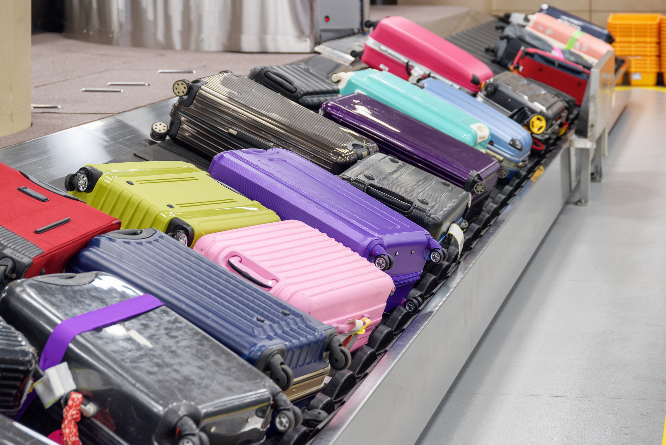 Kufferter hober sig op i store mængder på en bagagekarrusel.