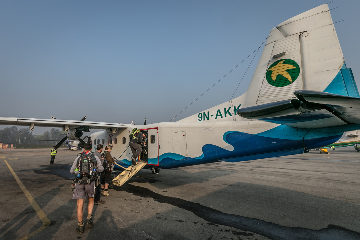 Et propel-fly i Nepal, passagerer er ved at gå om bord.