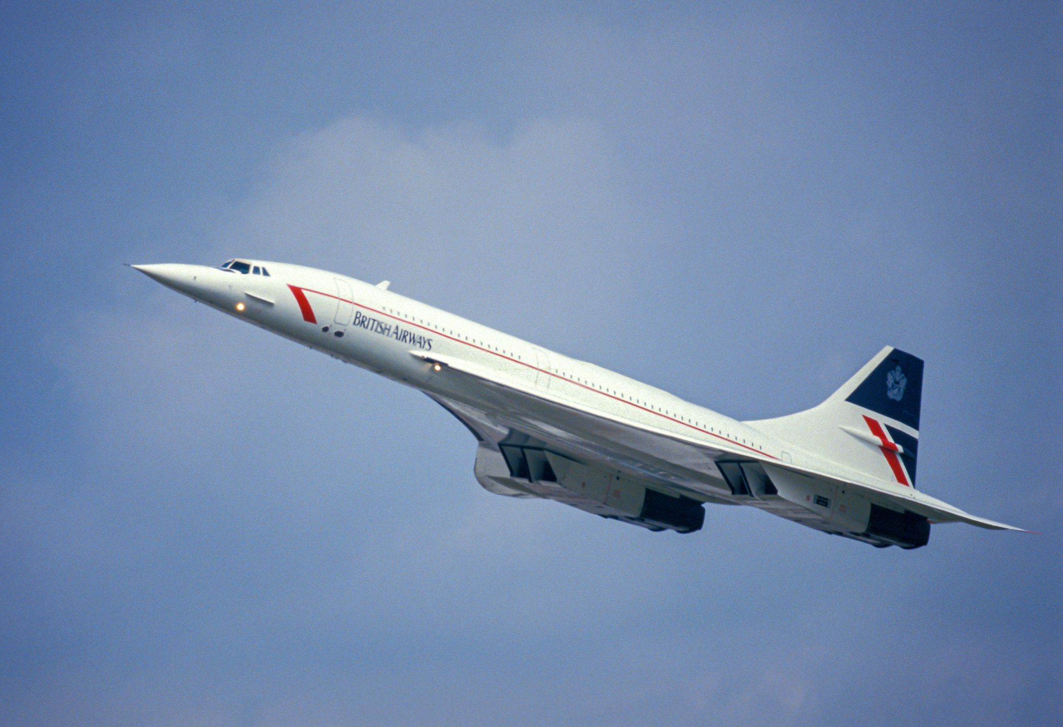 En British Airways Concorde på vej op i godt vejr.