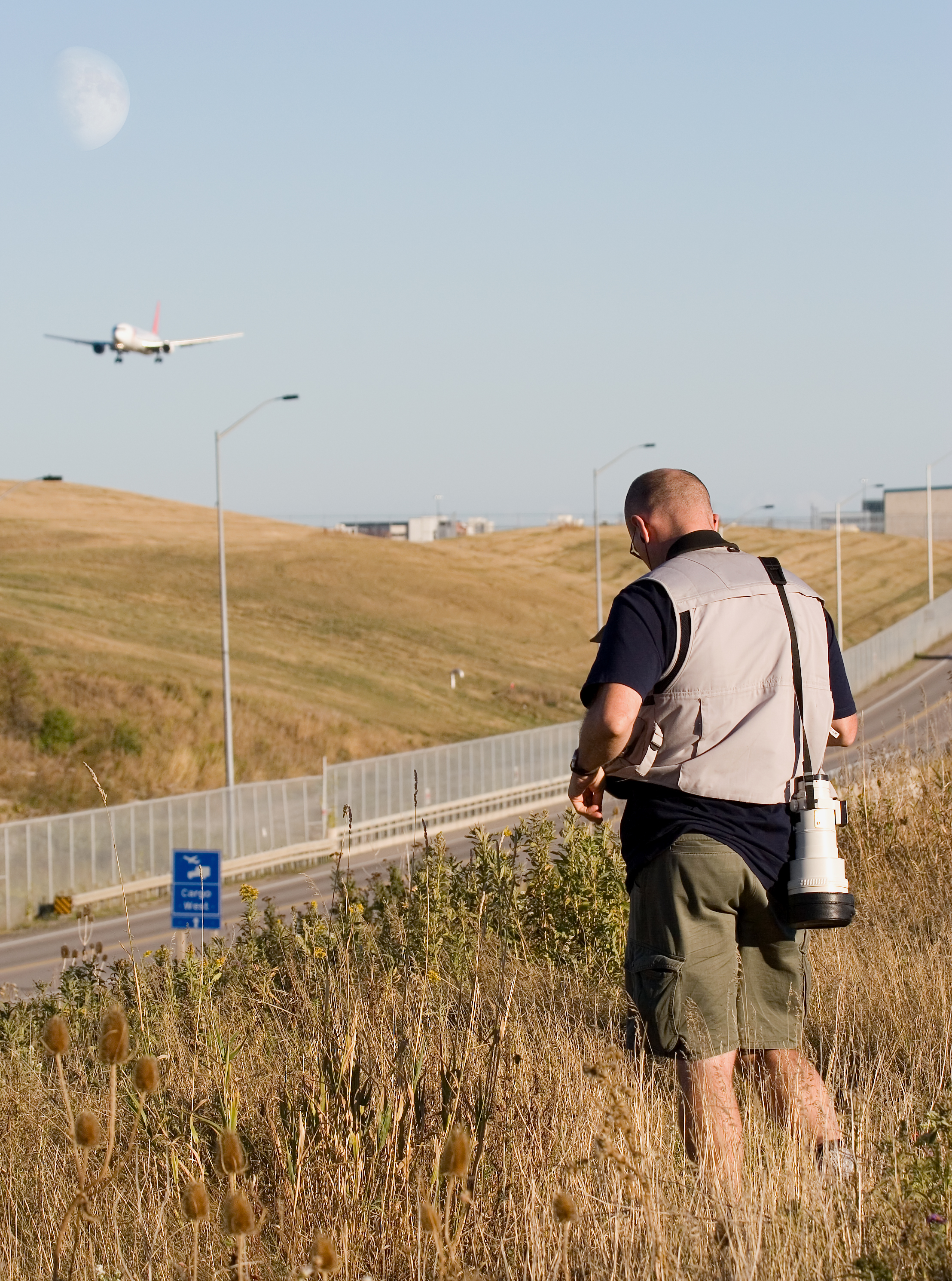 Mand med kamera udenfor flyspotting