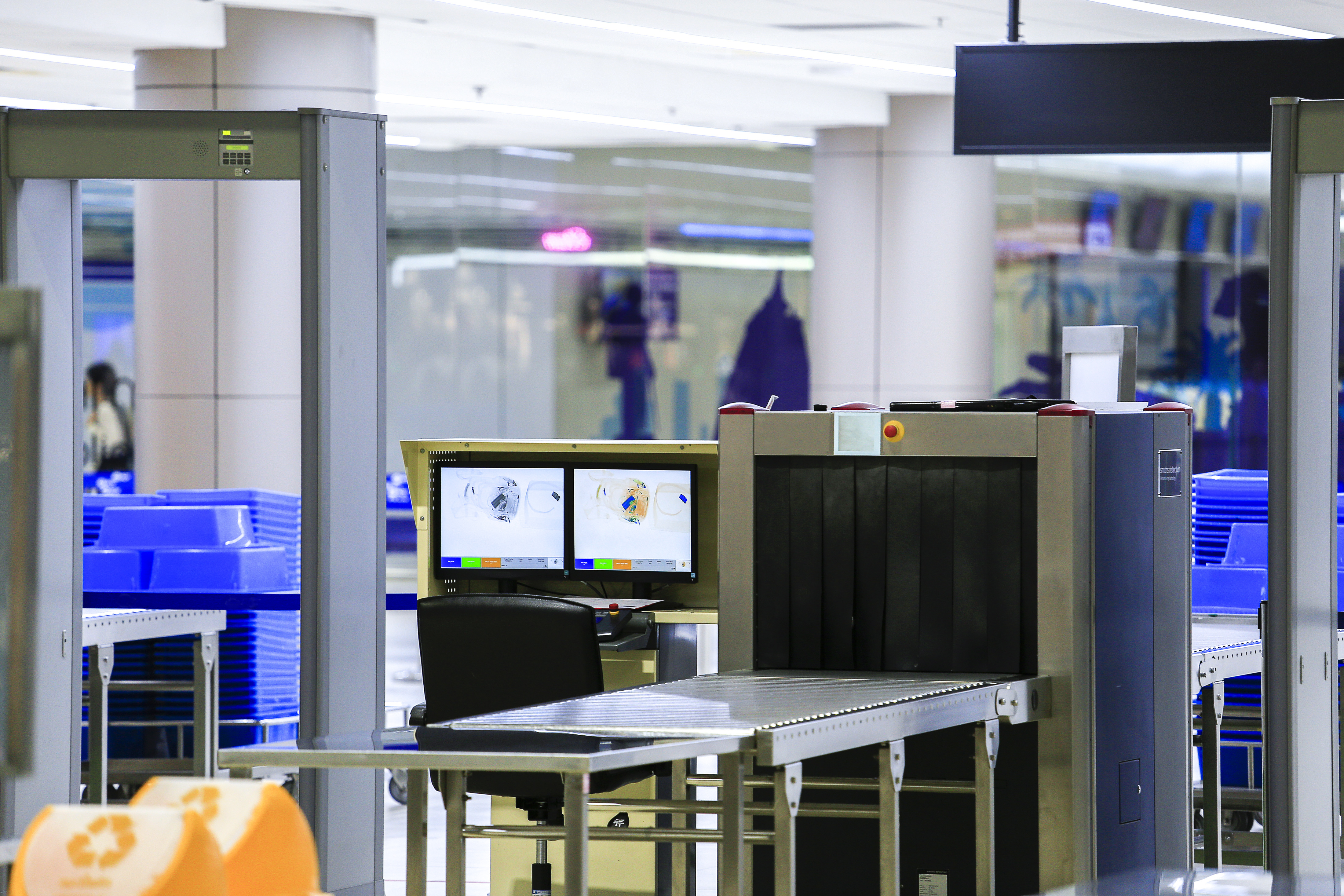 Sikkerhedskontrol med kropsscanner i lufthavnen