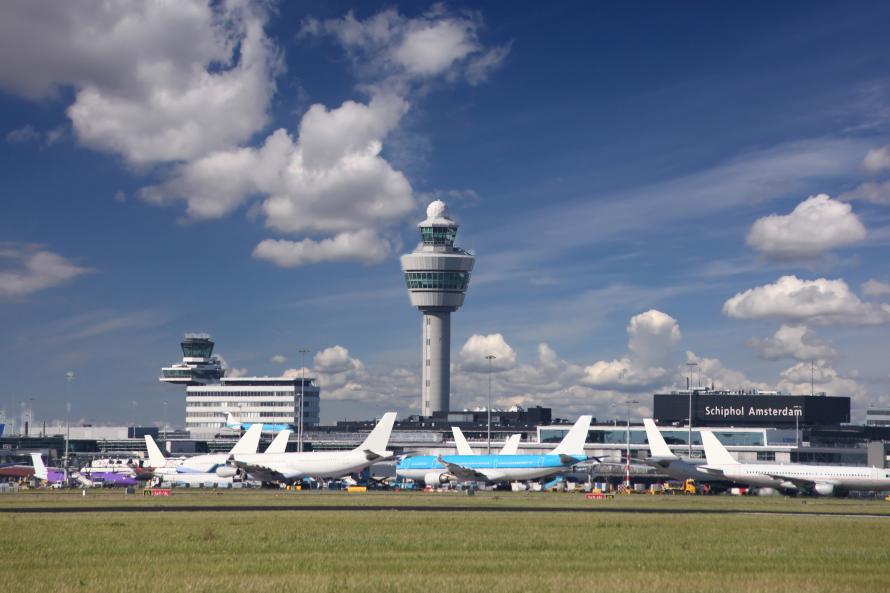 Kontrolltårnet og rullebanen i Schiphol