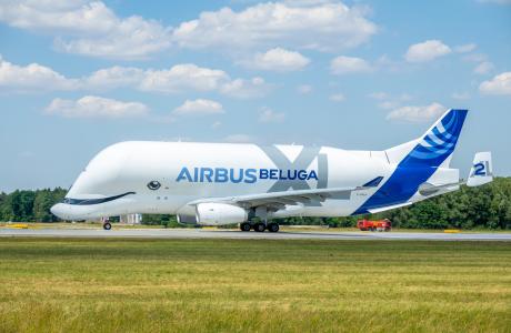 En Airbus Beluga XL står på en landingsbane.