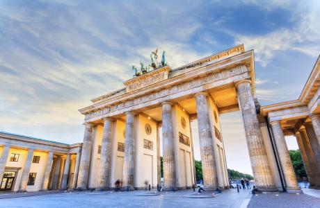 Brandenburger Tor ved solnedgang, med begyndelsen af Straße des 17. Juni i baggrunden.