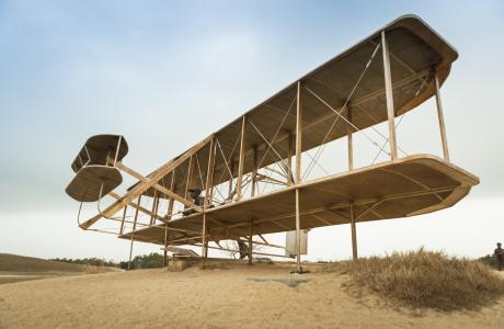 En rekonstruktion af Wright Flyer I på en af testbakkerne.