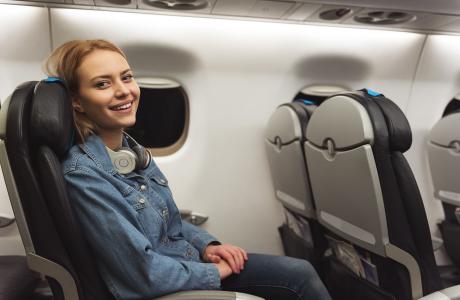 glad kvinde i flyet