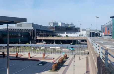 En terminal og parkeringspladser ved Hannover Lufthavn
