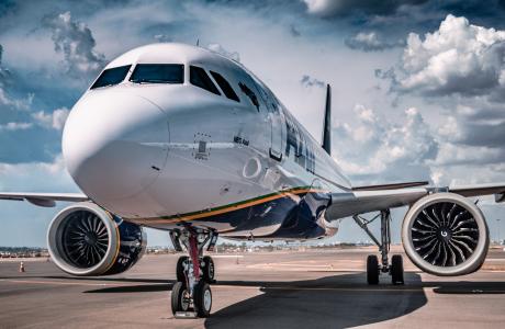 En Airbus A320 set forfra.