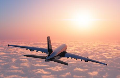 Fly over skyerne