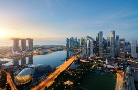 Singapores skyline i skumringen.