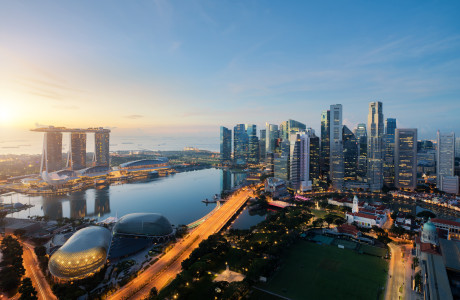 Singapores skyline i skumringen.