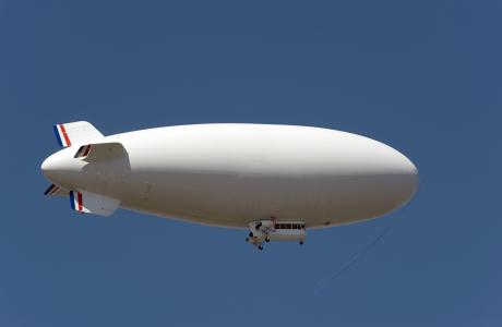 En Zeppelin på en solrig himmel.