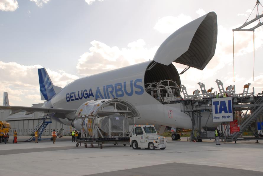 En Airbus Beluga bliver læsset.