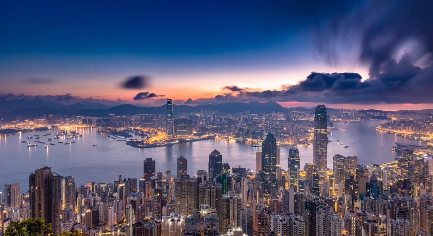 Hongkongs skyline i skumringen.