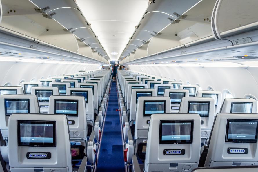 Midtergangen i kabinen på en Airbus A320.