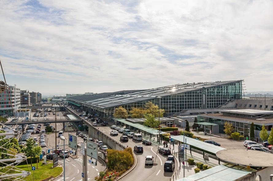 En terminal og adgangsvejen til Stuttgart Lufthavn.
