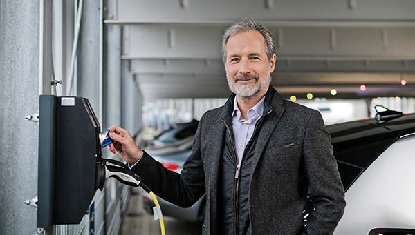 Opladning af elbiler i parkeringspladsen i Berlin af Easy Airport Parking