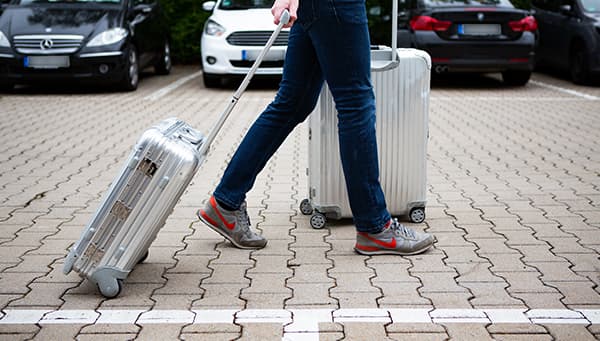 Retningsviser til lufthavnsterminalen ved Easy Airport Parking