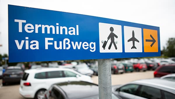 Vejskilte til lufthavnsterminalen på Easy Airport Parking