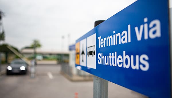 Shuttlebus-informationsskilt ved Easy Airport Parking-parkeringspladsen i Hannover